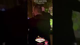 Luis Mi da beso a Fan en Las Vegas