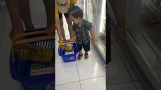 Adek belanja sampek gak kuat bawa #shorts #funny #shortsviral #anaklucu #belanja #jajan #indomaret