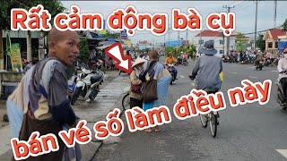 Sáng nay ngày 18 tháng 7 bất ngờ bà cụ bán vé số đạp xe đạp chạy theo sư Minh Không làm điều này