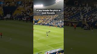 A boy invade the pitch to meet Ronaldo #shorts #youtubeshorts #alnassr