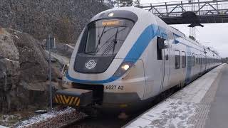 X60 pendeltåg mot Nynäshamn avgår från Ösmo station