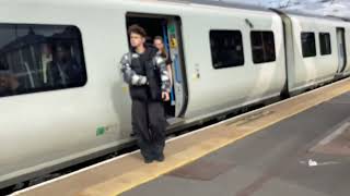 Class 222 ( 22209 ) and Class 700 Thameslink ( 70058 ) at Mill Hill broadway