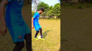 easy flick ups football ⚽️❤️#shorts #football #soccer #tutorial #flickup #skills