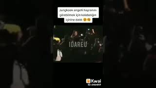 Jungkook engelli hayranını görebilmek için kalabalığın ortasına atladı...