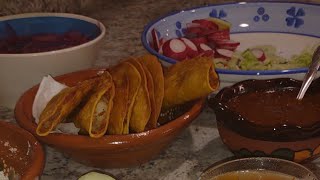 Deliciosos Tacos Dorados con pollo y papas.