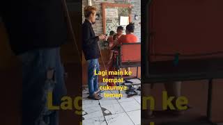 lagi main ke tempat cukurnya teman❗