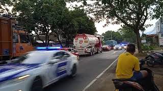 Iringan Mobil Patwal polisi - Jalan Raya situbondo Banyuwangi Jawa Timur