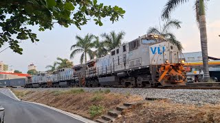 Trem de celulose vazio tracionado pelas locomotivas GE Dash-9BB passando pelo centro de Itaúna MG