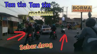 Seru-seruan  di jalan biar gak ngantuk