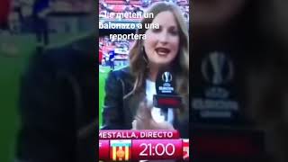 le meten un balonazo a una reportera