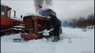 Запуск трактора ДТ-75 зимой с простоя! Cold start of the DT-75 tractor! Frozen into the ground