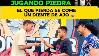 JUGANDO El que pierda se un come diente de ajo jugando a Piedra, Papel o Tijera 😅😂🤣