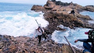 TERLAMBAT 1 DETIK LAIN CERITA !! Evakuasi Pemancing akibat terjebak arus pasang laut,