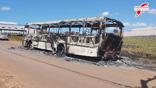 Ônibus Escolar é incendiado nas proximidades da prefeitura municipal de Presidente Dutra/MA.