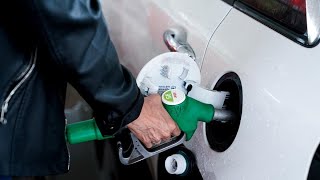 Por qué tenemos que servirnos nosotros la gasolina