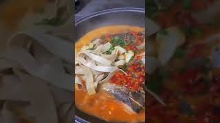 नूडल के साथ कुछ स्वादिष्ट मछली के व्यंजन तैयार करते हुए बावर्ची‼️‼️🤯🤤😋🍲🍲