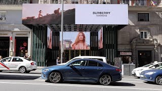 BURBERRY GODDESS LLEVA LA SABANA AFRICANA A LA GRAN VÍA