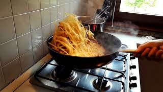 Spaghetti con le vongole saltati in padella (slow motion 1080p). Spaghetti with clams in slow motion