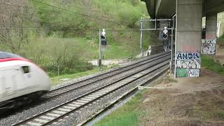 Treni transitano sotto il viadotto, Sottoceneri.