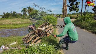 Traktor Sawah Bekerja Di Lahan Dalam