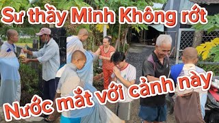 Ứa lệ cảnh sáng sớm bà con tất bật tranh thủ ra cúng dường và đãnh lễ sư thầy Minh Không