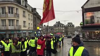 200 Gilets jaunes défilent dans les rues de Flers