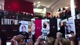 Cody Simpson singing "all day" at miranda