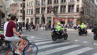 motoragenten en politie houden scooters aan op de Dam Amsterdam. 22 augustus 2018