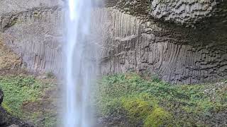 impresionante esta cascada y formaciones de rocas