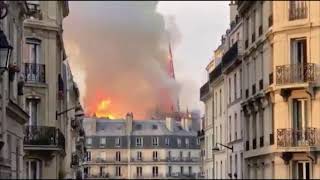 Momento em que a torre de Notre-Dame caiu.15/04/19