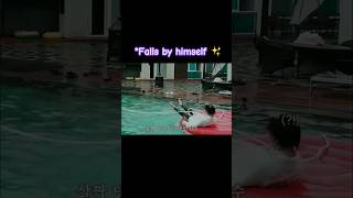 HYUNJIN🥟LEE KNOW🐰WHOLE STRAYKIDS FALLS INTO WATER🌊 #skzcode Go poolside SKZ #hyunjin #felix #jeongin