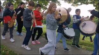 La banda de música y los cabezudos animando las calles de Ansoain.  @TxemaDobarro   @emansoainme (4)