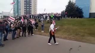 Гитара против автоматов! Народ штурмует Дворец Независимости песнями и танцами.