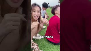 用玩具蛇整蛊老，看老公什么反应！  【依然夏天】