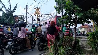 CROWDED BANGET!!.. Perlintasan Kereta Api Stasiun Citayam Arah Depok