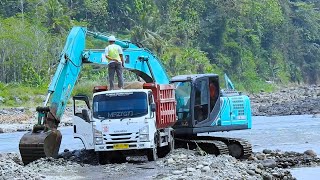 Excavator Excavating Sand From The River And Screened Directly On The Trucks