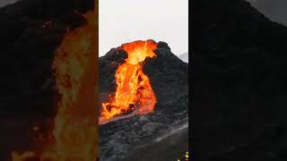 magma atau lava yang keluar dari perut bumi