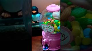 PENGUIN PLAYING MINI CANDY MACHINE #trending #shorts