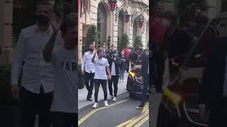 Lionel Messi showered with cheers by PSG fans arriving in Paris for first time