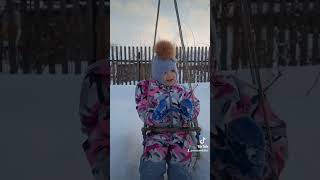 Зимние качели.#shorts #короткиевидео #tiktok #blogger