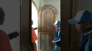 proses pasang pintu kayu jati #pasangpintu #pintujati #tukangkayu #prosesasangpintu #pintu