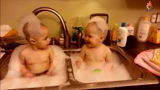 Babies discover the twin baby bathtime