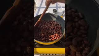 Dry fry kidney beans. Snacking. Food in between meals.