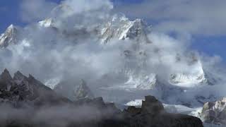 Paisaje de montaña: El Himalaya y la extraordinaria migración de las grullas.