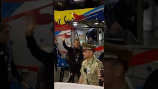 #Vinotinto La selección llegando a su autobús en el aeropuerto en Santiago de Chile