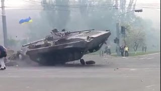 Des tanks foncent sur une barricade en Ukraine