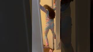 Como escalar a porta 🚪- Helena Toro #shortsengracados