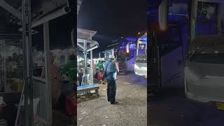 tiga bus lintas berhenti makan di simpang raya jln. lintas timur #shortsvideo #shorts #youtubeshorts