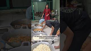 Cik Mehong Tegur Karyawannya Karena Kaki Ayam