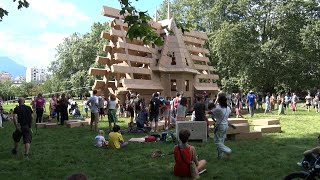 Élévation d'une réplique en carton du Palais du Parlement à Grenoble